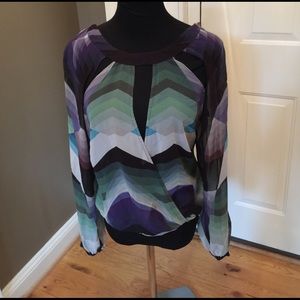 BEBE GORGEOUS GAUZY GEOMETRIC FAUX WRAP LS TOP M