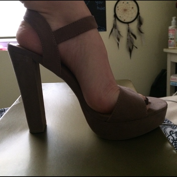 Brown suede platform heels - Picture 2 of 3