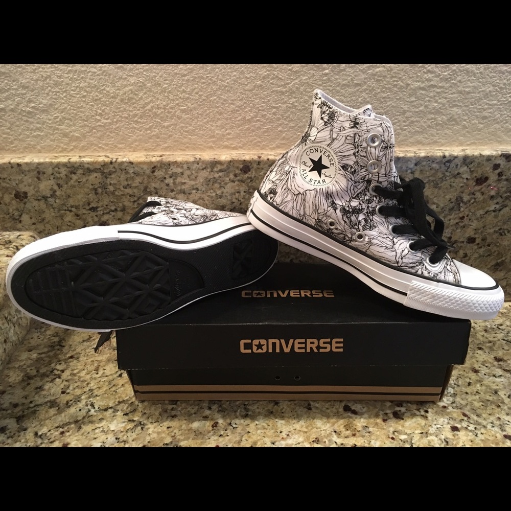 NEW in Box White Black CONVERSE women's 5 Youth 3
