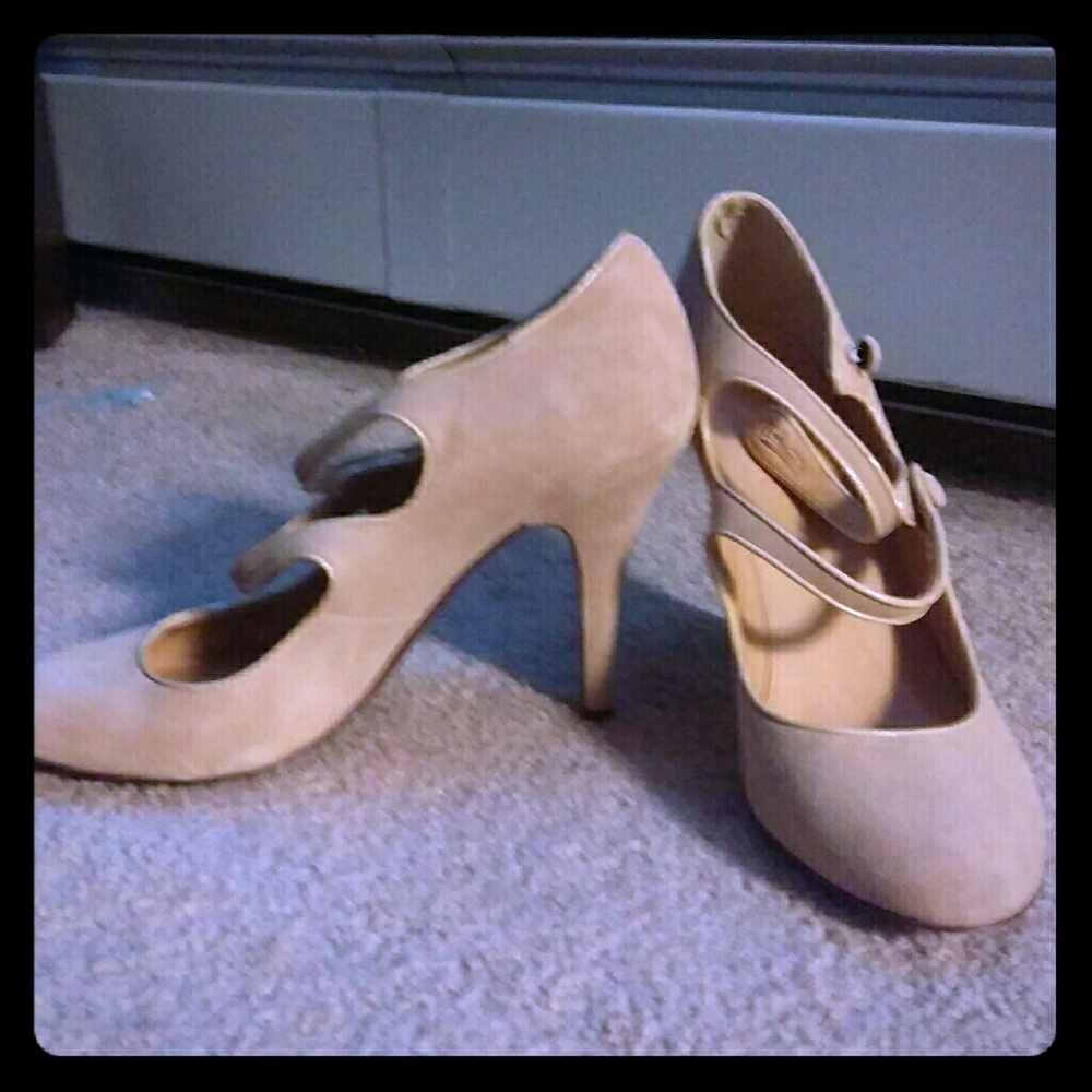 Nude pumps