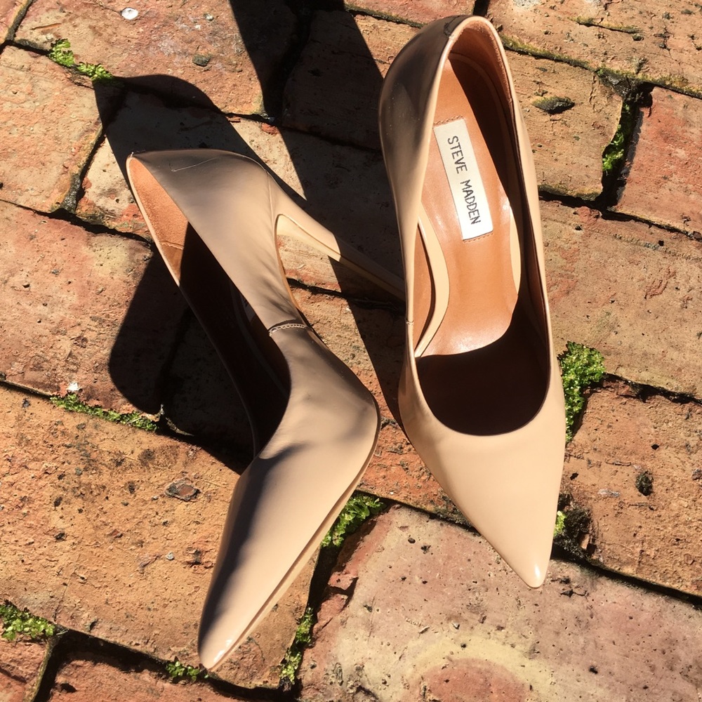 Nude Pointed Pumps