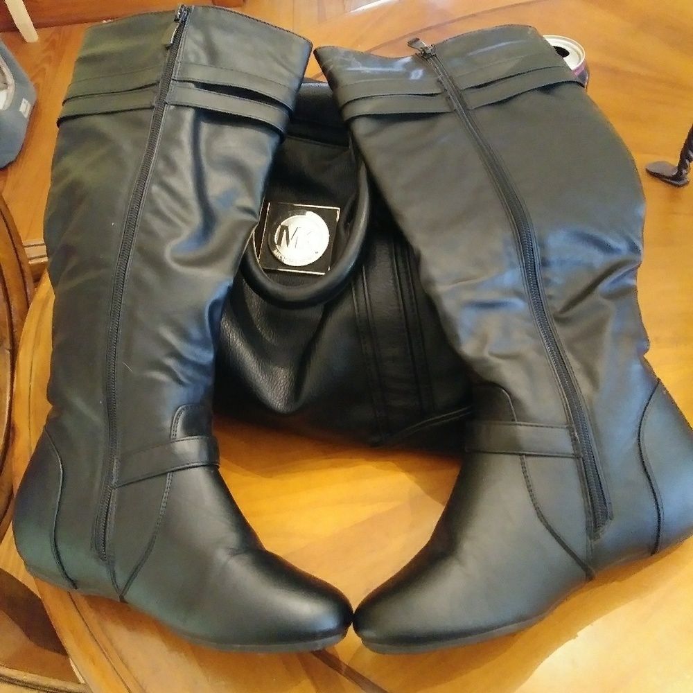 Gorgeous black 3 buckle flat knee boot. Size 6 - Picture 2 of 3