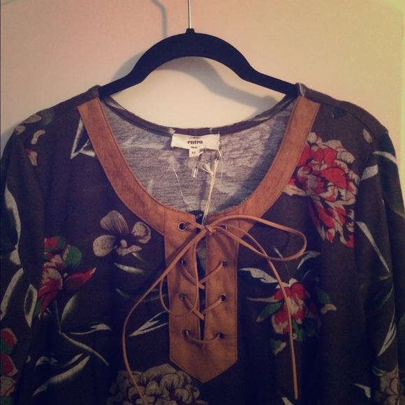 Entro Dresses & Skirts - Lace-Up knit floral dress