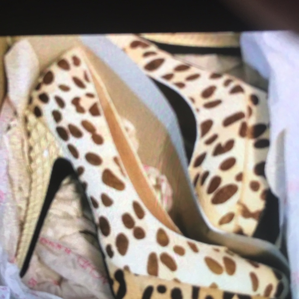 Leopard pumps