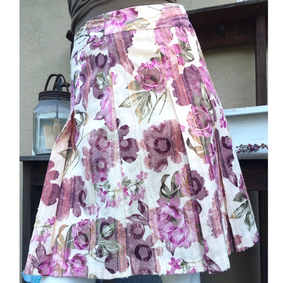 Boutique Dresses & Skirts - Jacquard Floral Pleated Midi Skirt