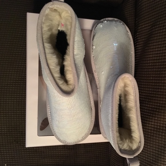 Pink VS fur lined mukluk boots. NWOT. - Picture 4 of 6