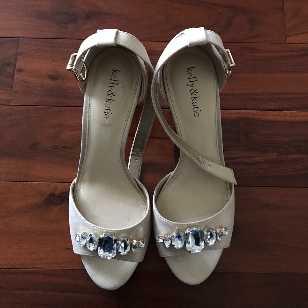 Kelly & Katie size 8.5 Light Gold Heels with Jewel