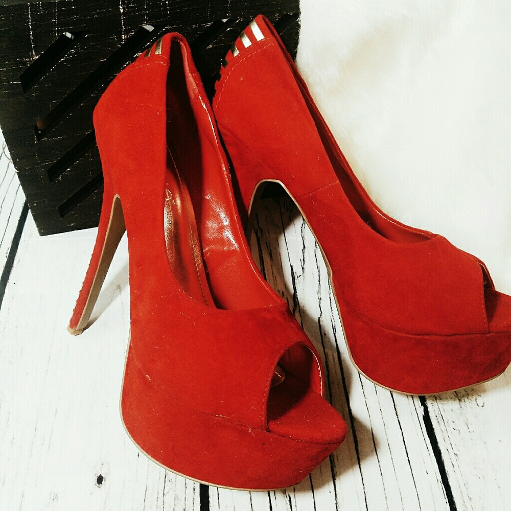 Red Platform stiletto Pumps w Gold detailing
