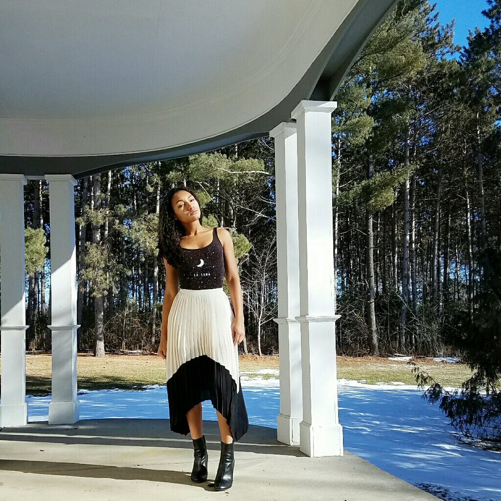 Express- black/white high waisted skirt