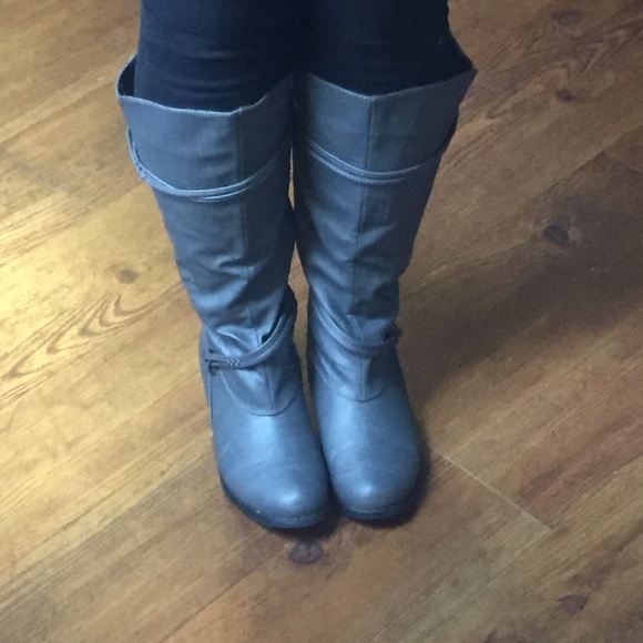Tall gray boots - Picture 4 of 6