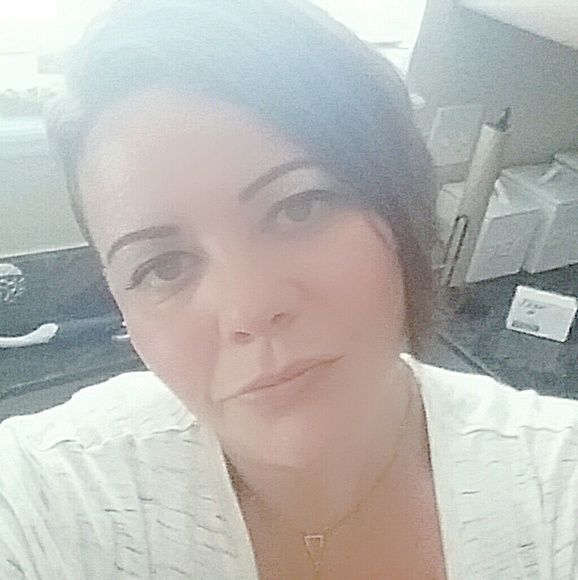 Meet your Posher, Amanda - Picture 2 of 3