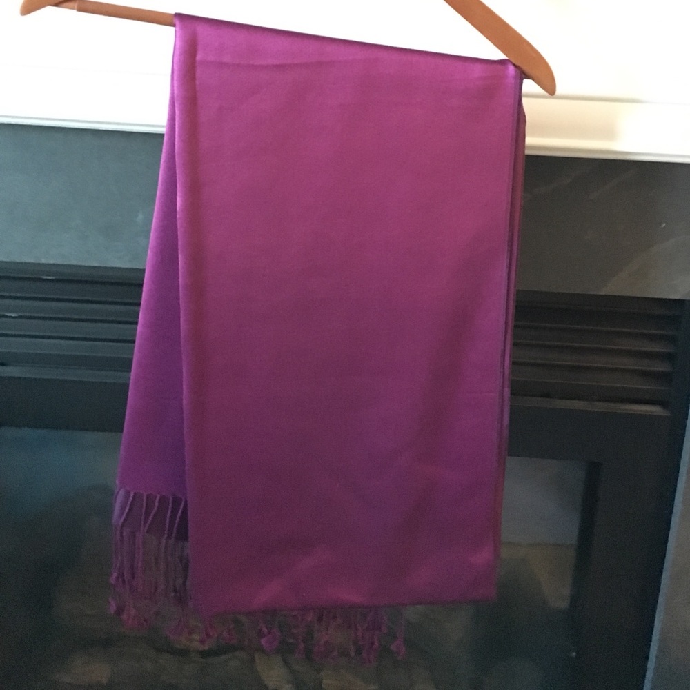 Ann Taylor Fuscia Shawl