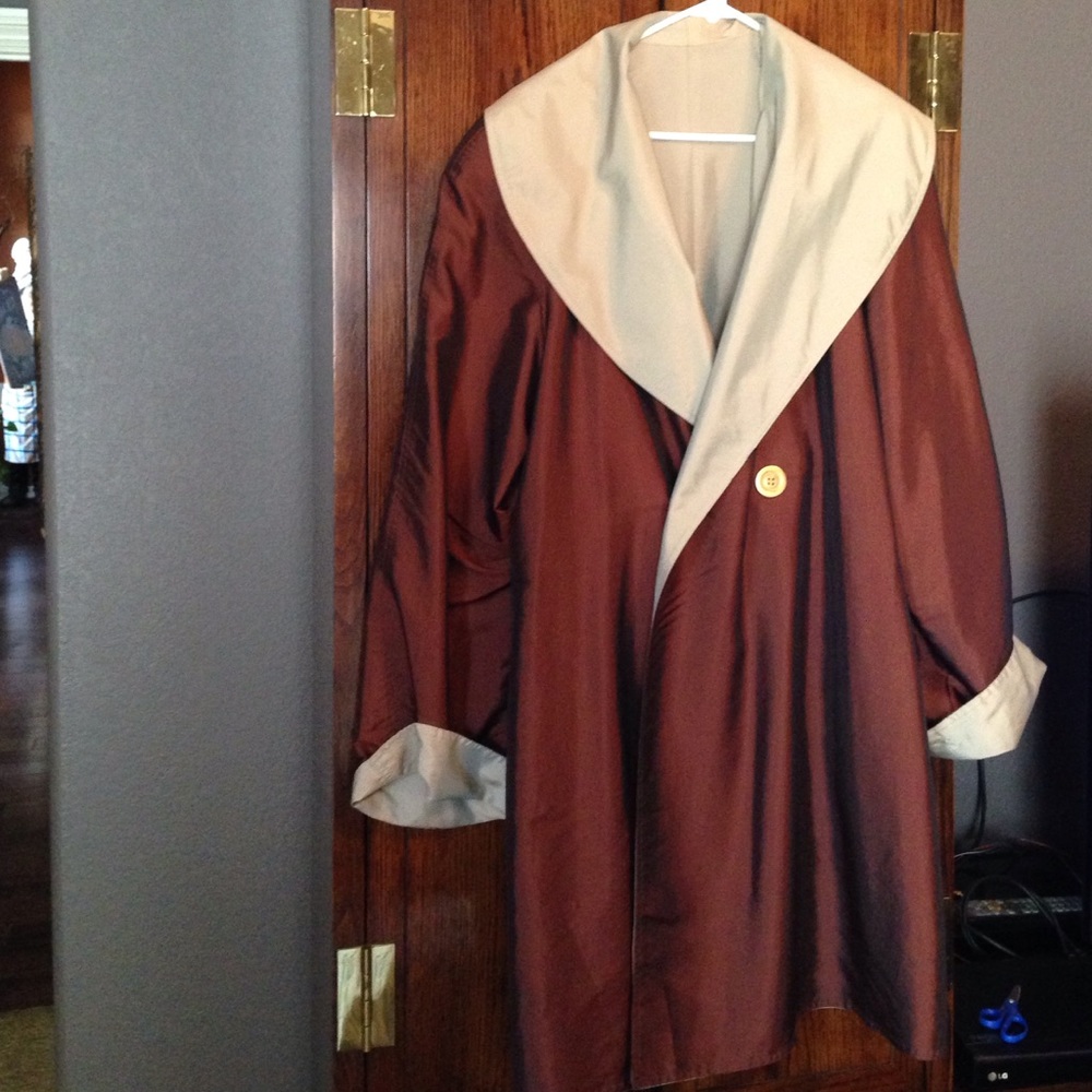 Gorgeous floaty reversible coat! Has a gorgeous sheen perfect for spring weather