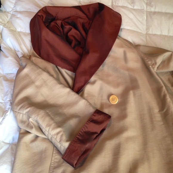 Gorgeous floaty reversible coat! Has a gorgeous sheen perfect for spring weather - Picture 3 of 3
