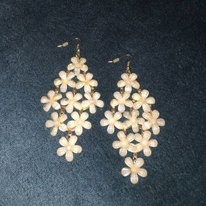 Gold & Clear White Daisy Dangly Earrings