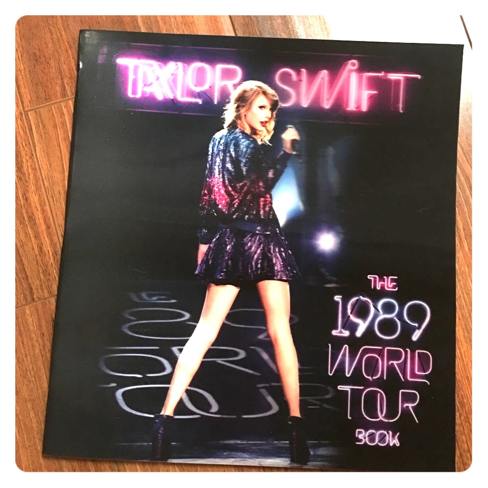 Perfect condition Taylor Swift 1989 WT book