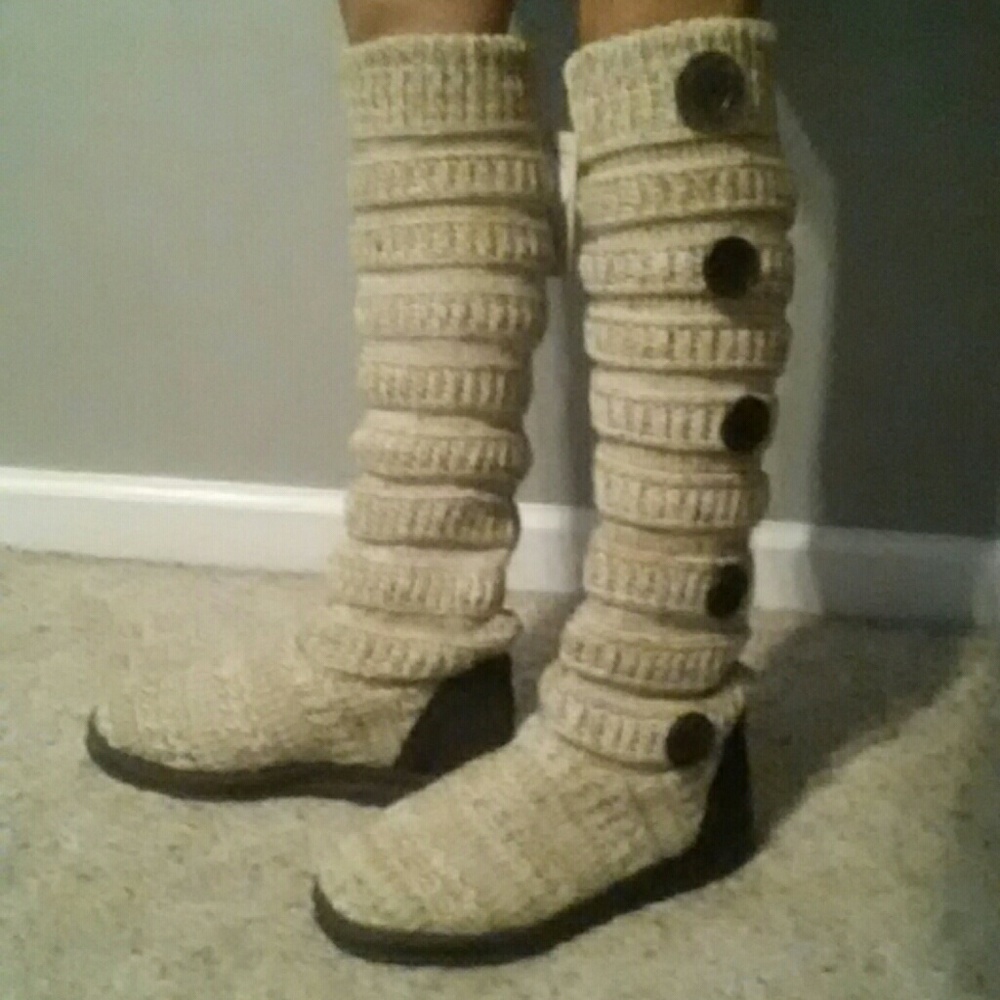 Adorable pair of Muk Luks Boots