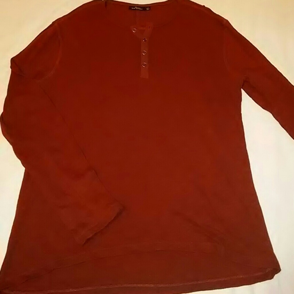 Mens Henley shirt. Size Lg
