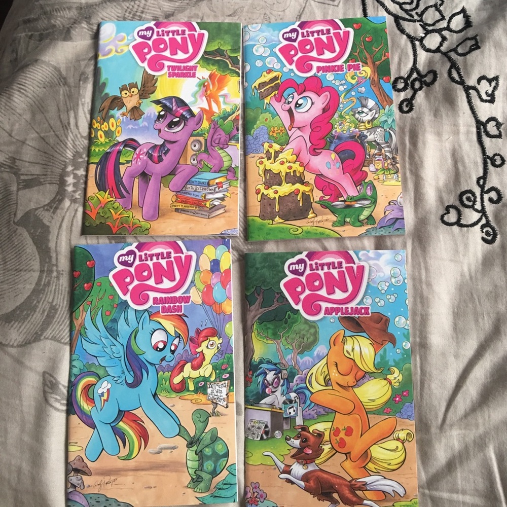 💥Sold💥Mini MLP comic books