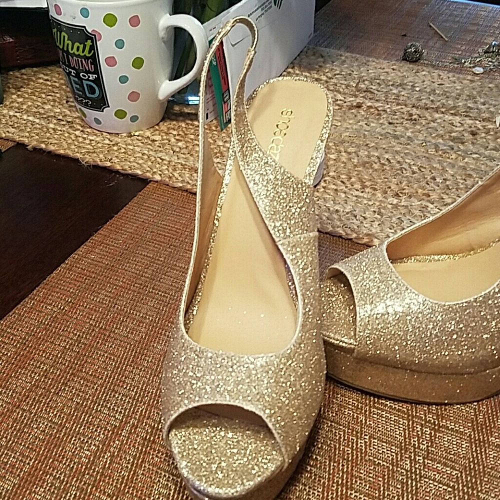 Absolutely stunning gold open toe platforms