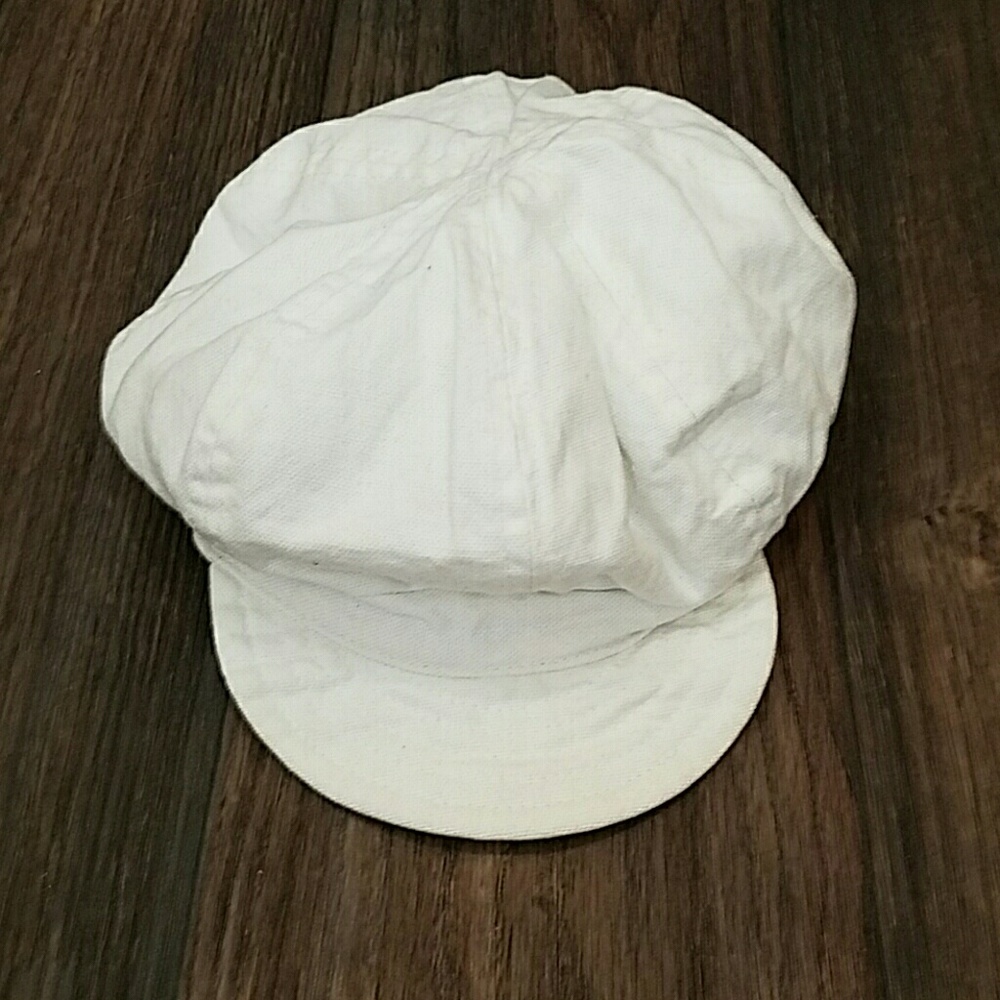 Super cute white hat size S