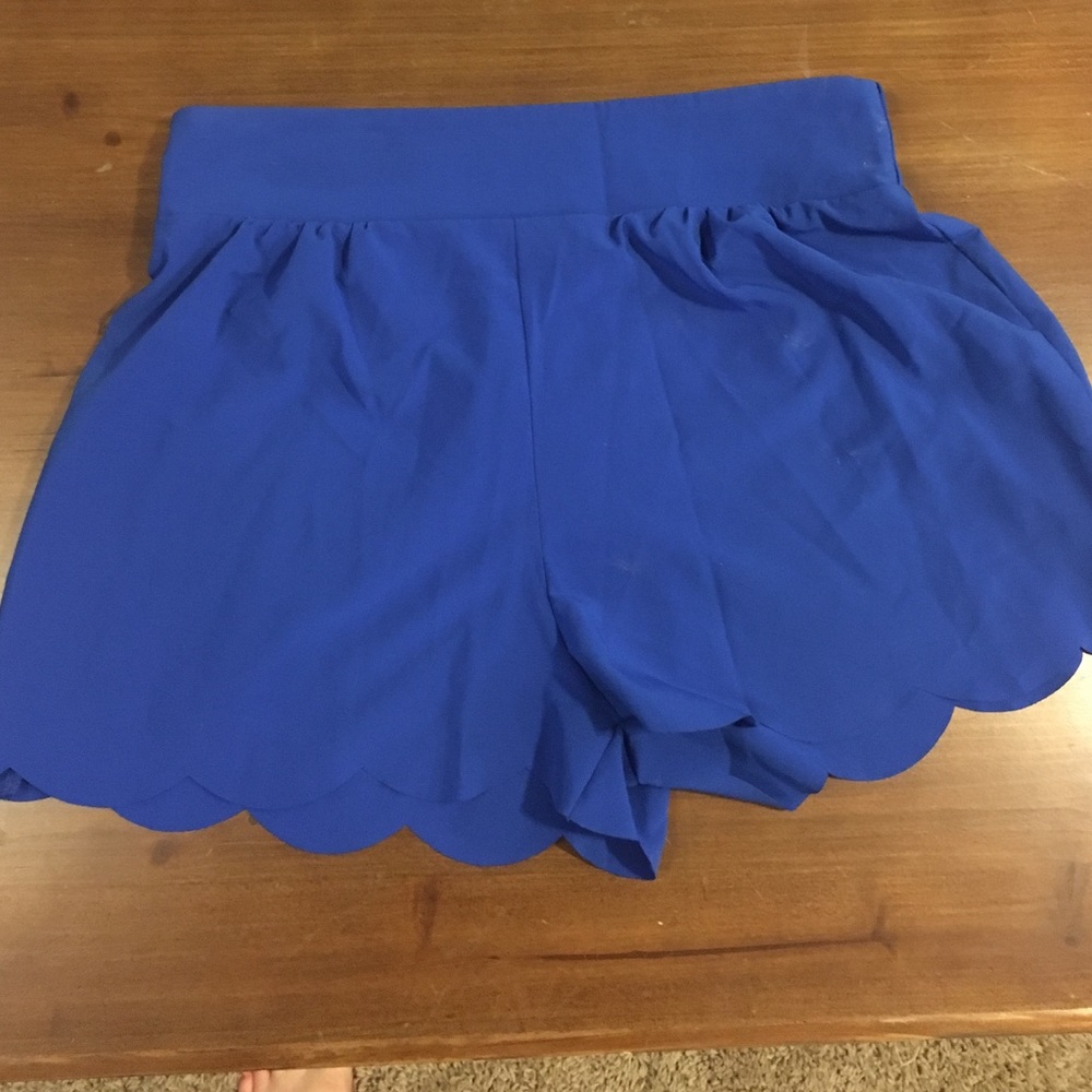 Boutique scallop shorts