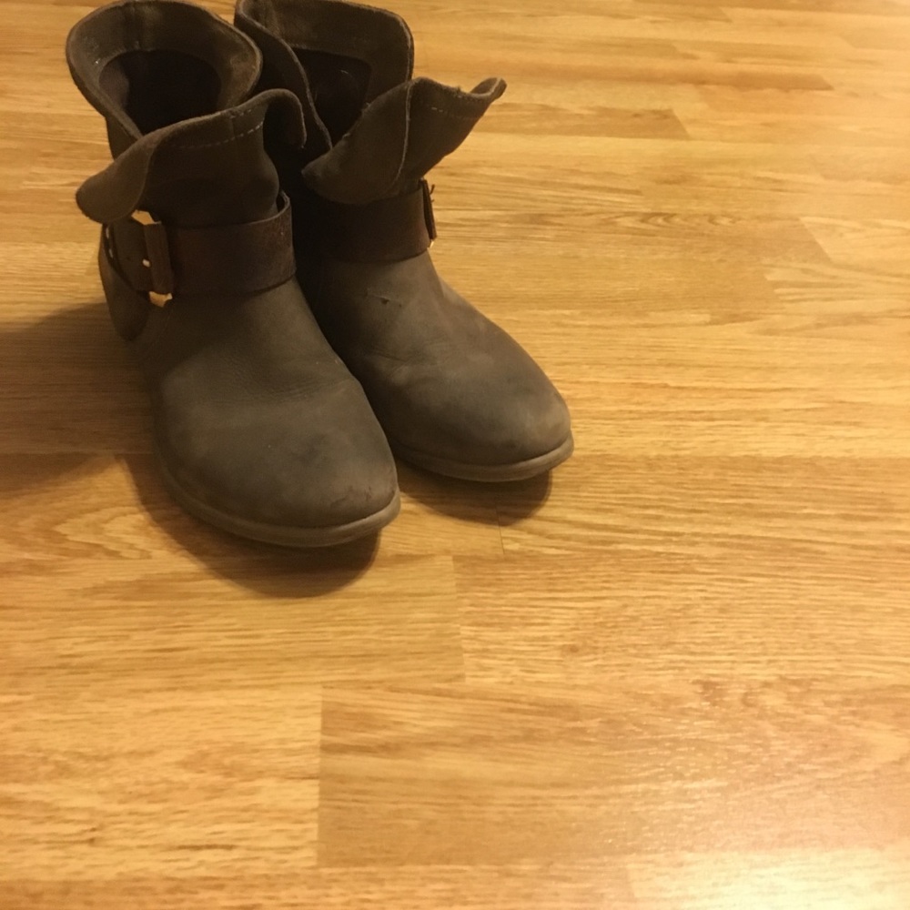 STEVE MADDEN ANKLE HIGH RUSTIC BOOTIES