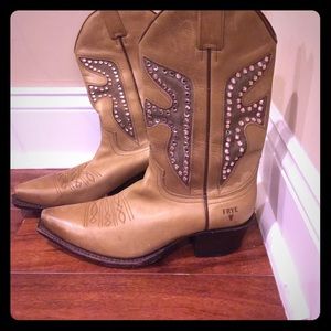 Frye boots tan with pink grommets