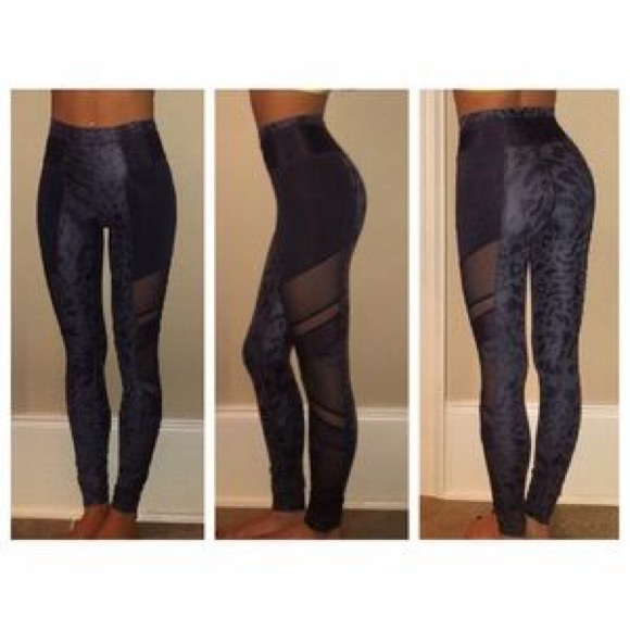 lululemon just breathe animal swirl. Like new. Sz2 - Picture 2 of 4