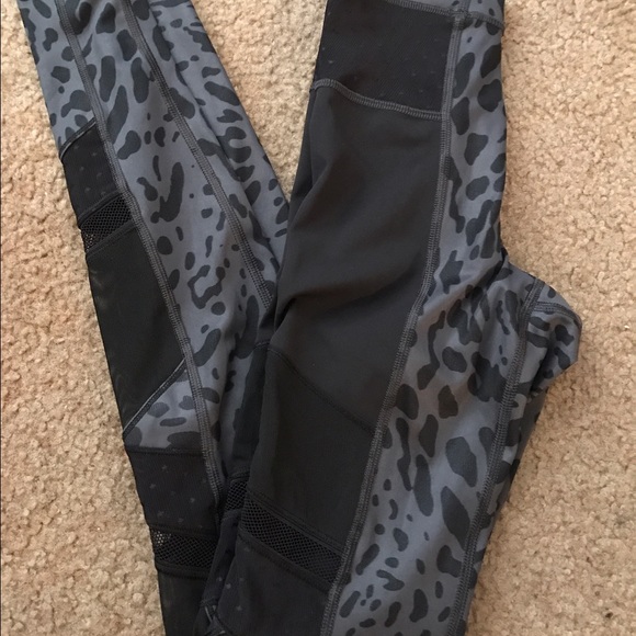 lululemon just breathe animal swirl. Like new. Sz2 - Picture 3 of 4