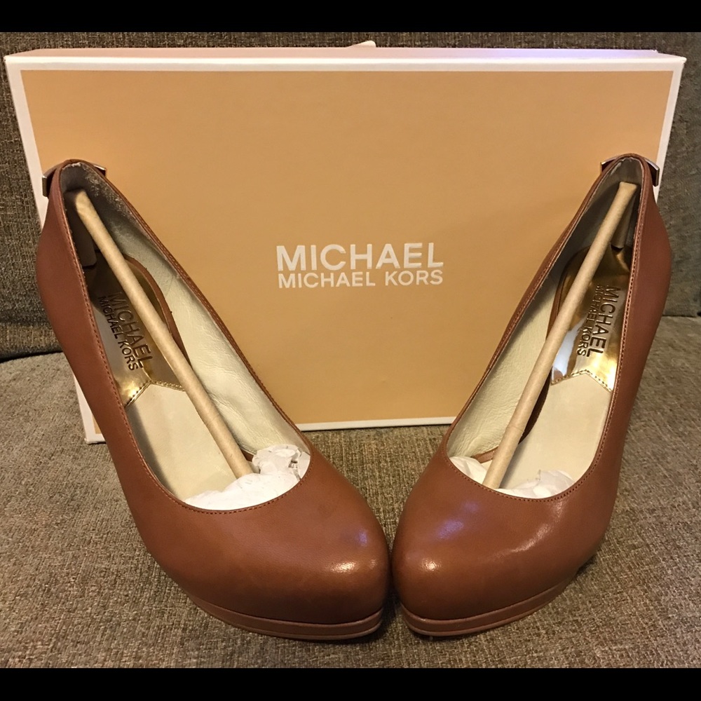 New in box, Micheal Kors leather pumps