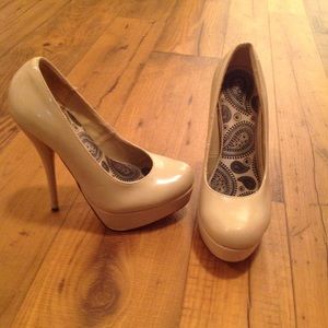 SOLD!! Nude platform pumps/heels