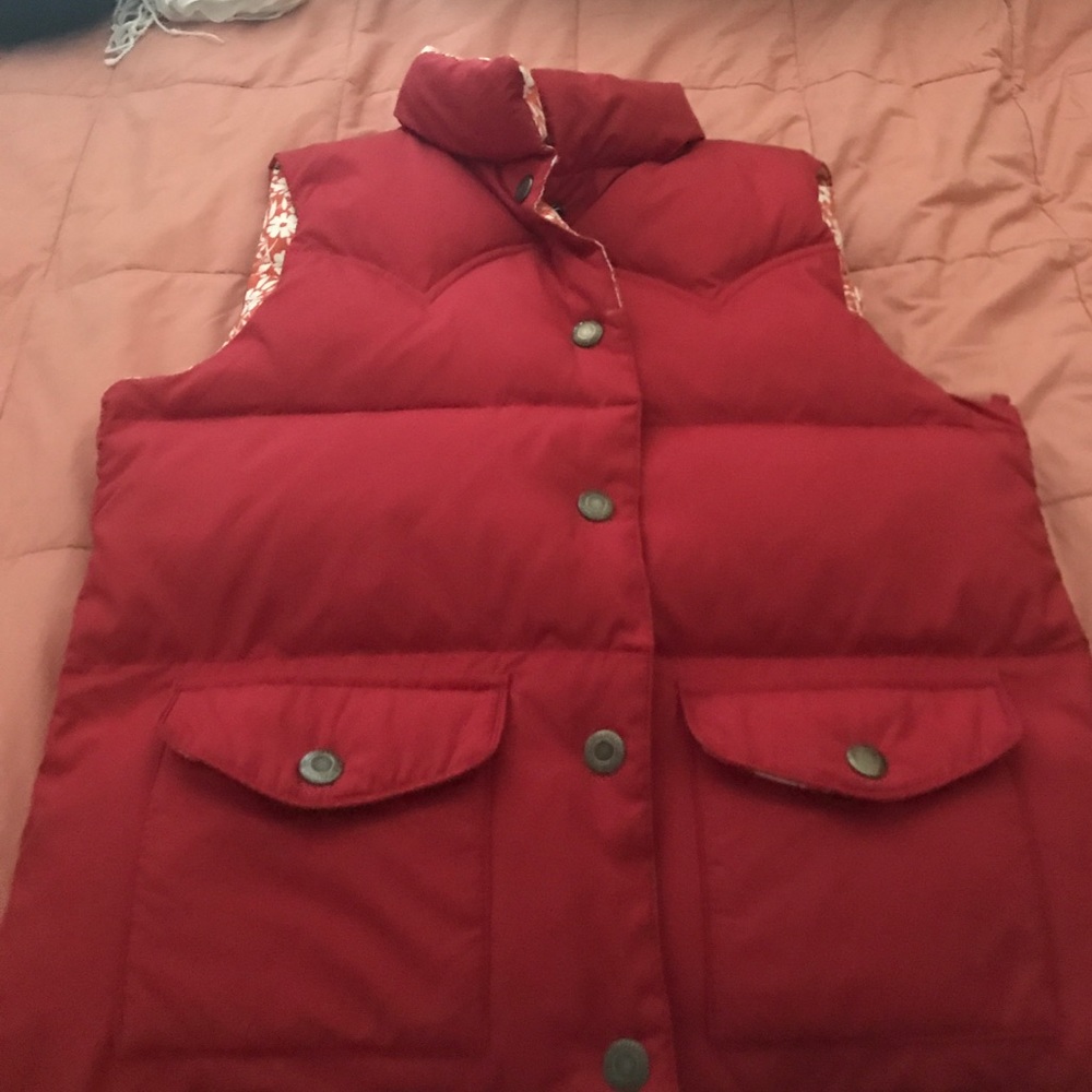 Reversible puffer vest
