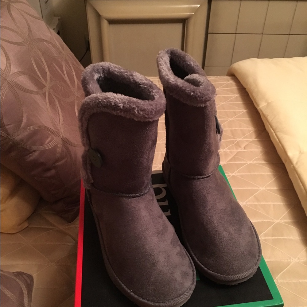 2 FOR $20 Great Bucco grey suede like mid calf with fur trim - Picture 1 of 5