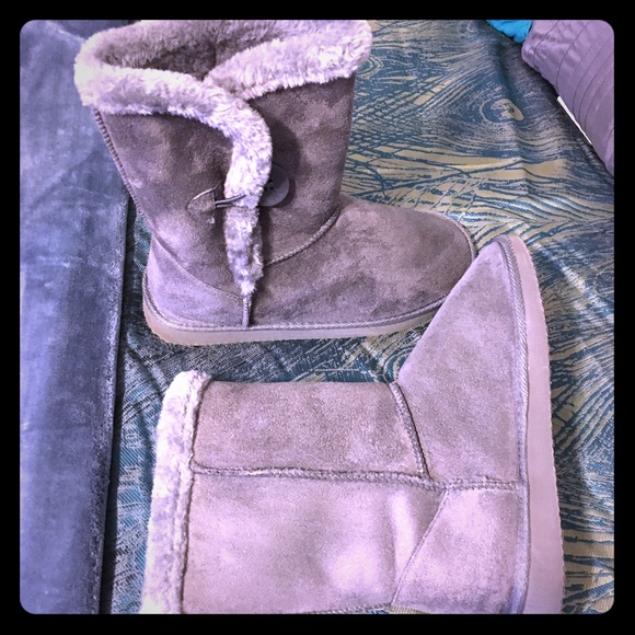 2 FOR $20 Great Bucco grey suede like mid calf with fur trim - Picture 2 of 5