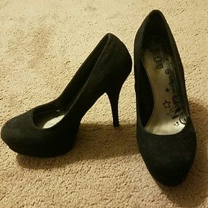 Black platform pumps