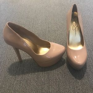 Nude Pumps