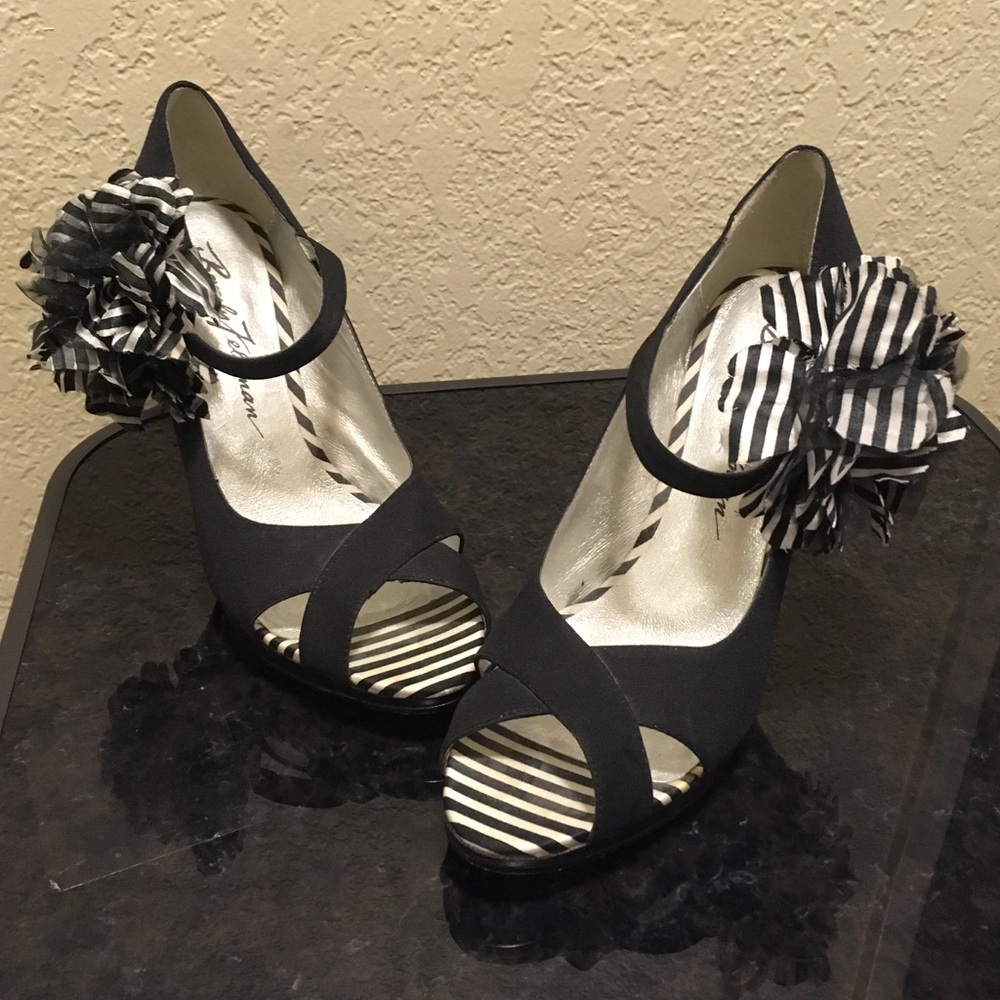 Beverly Feldman size 9M silk flower detail shoes