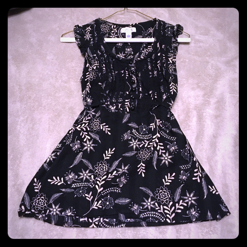 Ann Taylor black flower print sleeveless top