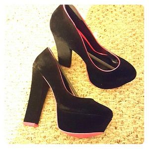 Black and pink pumps