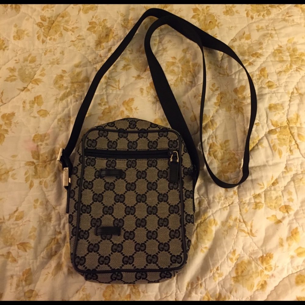 AUTHENTIC GUCCI SMALL CROSS BODY!
