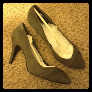 Grey pumps
