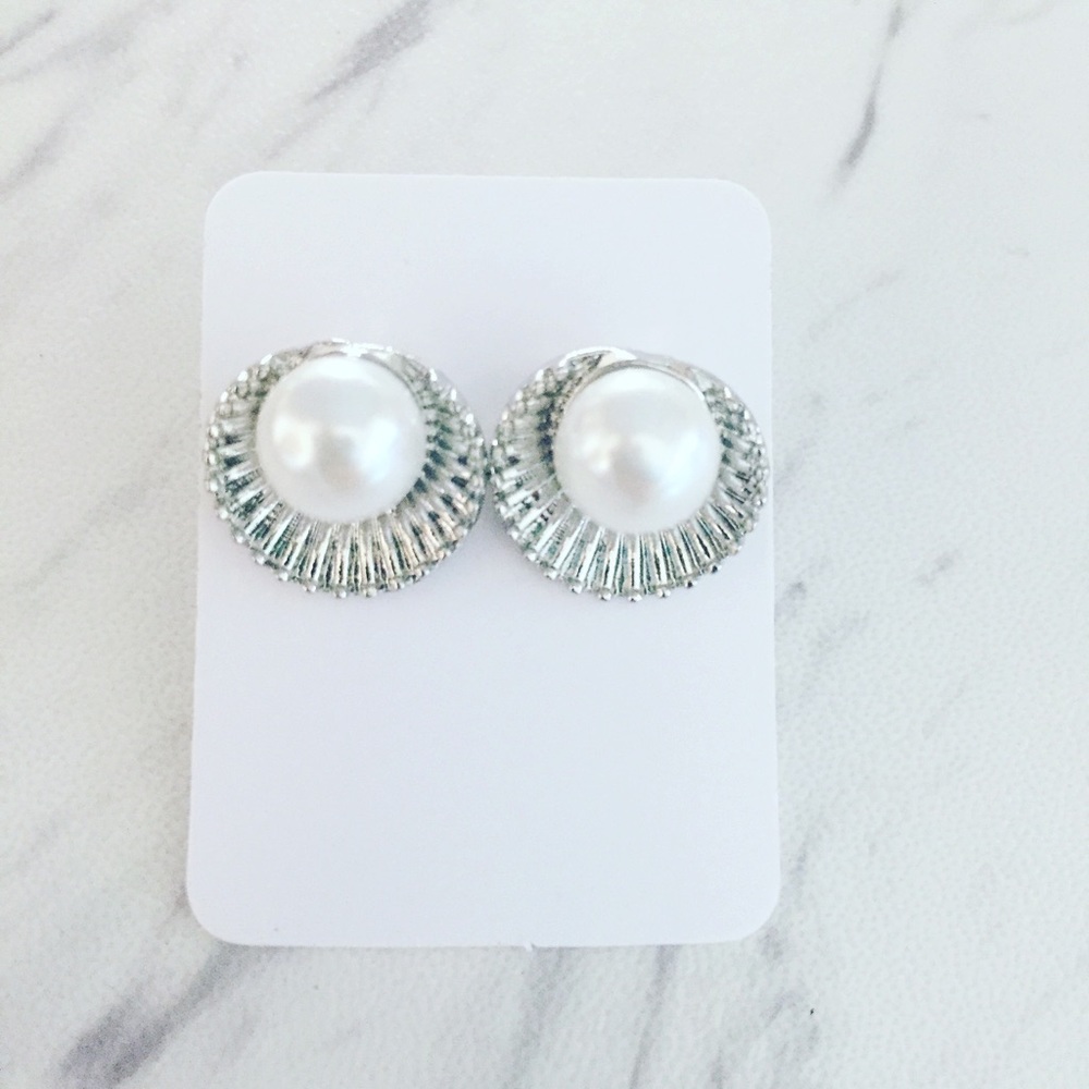 ❗one left❗Shell & Pearl Earrings