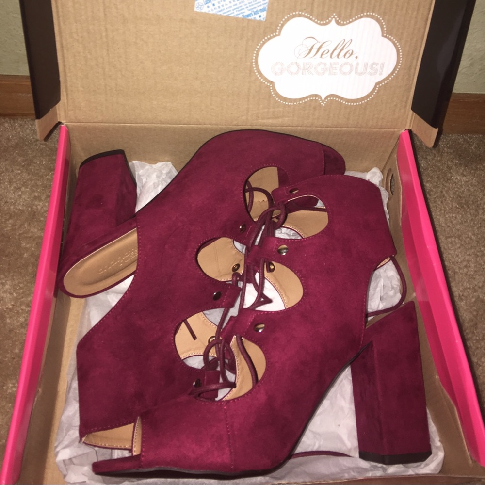 Size 9 Cute Cranberry Suede Heels - Picture 3 of 4