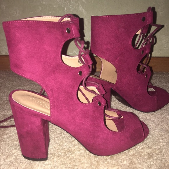 Size 9 Cute Cranberry Suede Heels - Picture 2 of 4