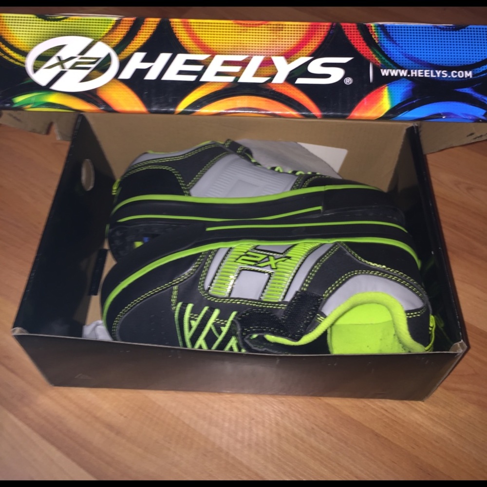 Like new boys light up heelys