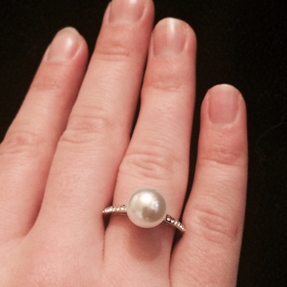 Price Drop❤️NWT Pearl & Rhinestone Ring 6 - Picture 2 of 3