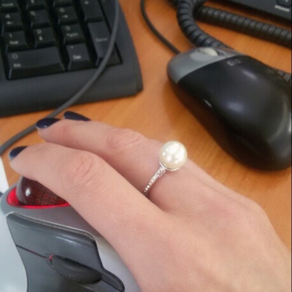 Price Drop❤️NWT Pearl & Rhinestone Ring 6 - Picture 3 of 3