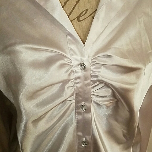 White long sleeve blouse. Excellent condition - Picture 2 of 5