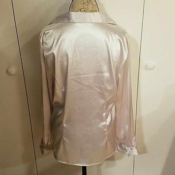 White long sleeve blouse. Excellent condition - Picture 3 of 5